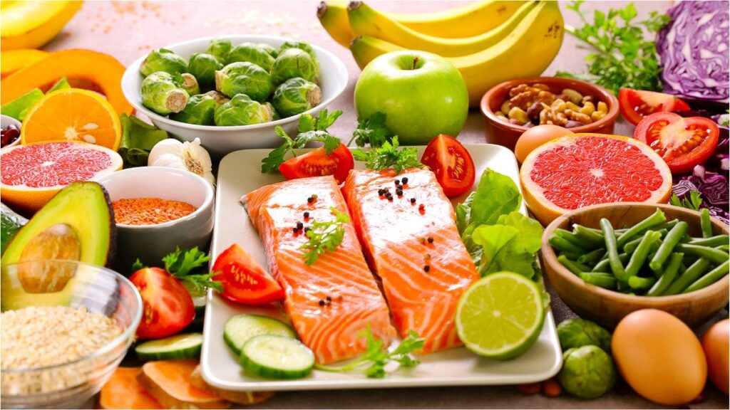 zdrowe jedzenie na stole, warzywa, łosoś, owoce